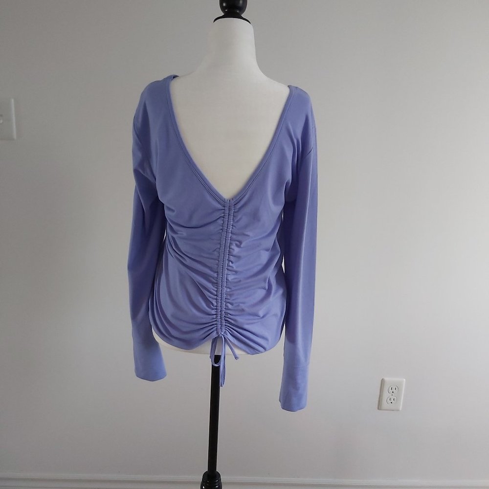 Beautiful Lavender Top With Deep V Back /Rouching - Picture 2 of 3